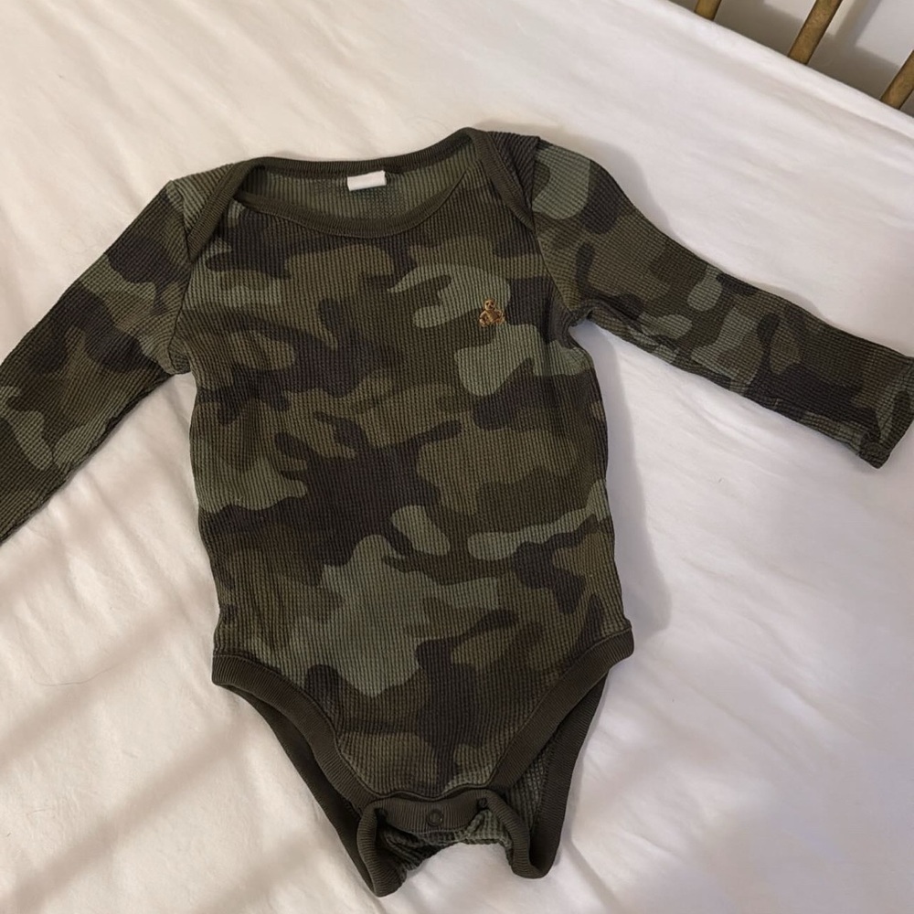 Baby gap green camo longsleeve onesie thermal material with bear on chest 12-18m